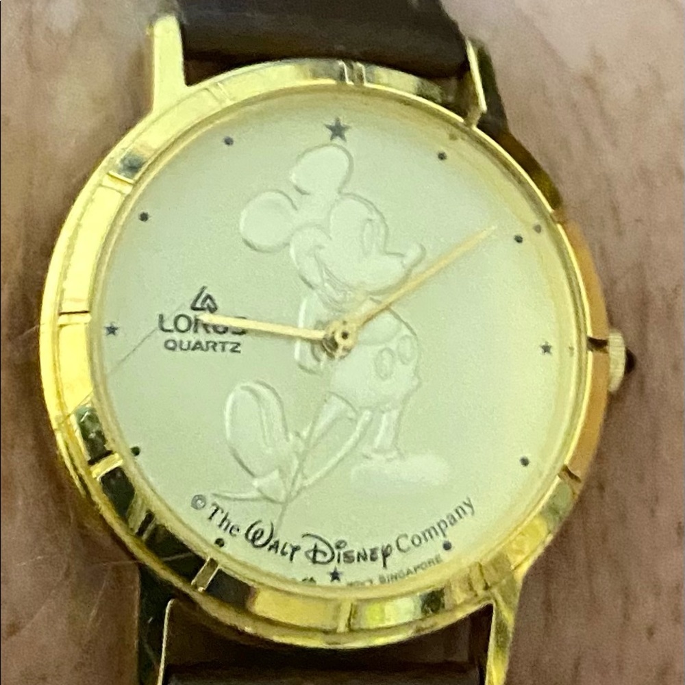 WALT DISNEY COMPANY!!!!! GREAT COND GOLD MIKEY MOUSE LEATHER BAND MENS WATCH.